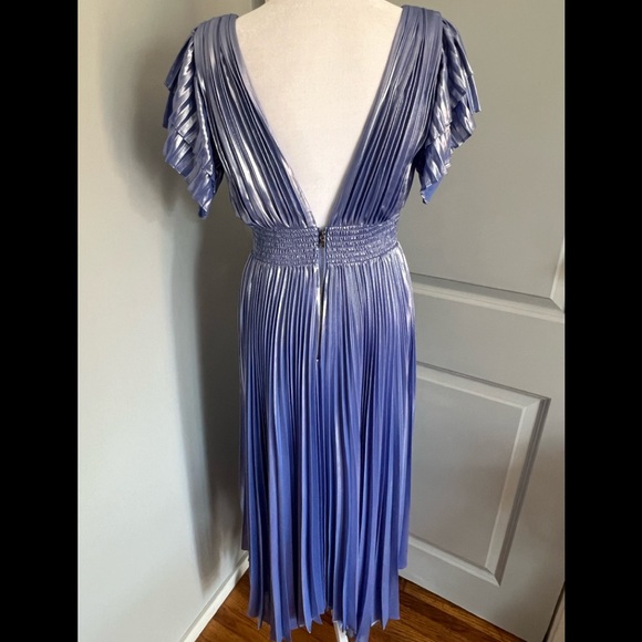 NWOT ALICE + OLIVIA Niesha Glossy Pleated Midi Dress - Picture 5 of 8